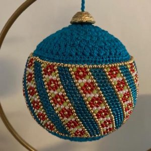 Kerstbal blauw met rode bloemetjes