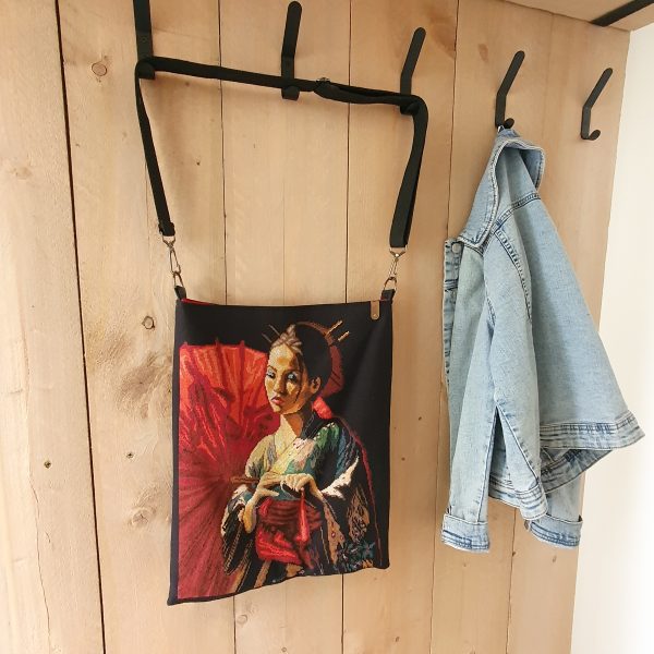 Spijkertas met geborduurde dame